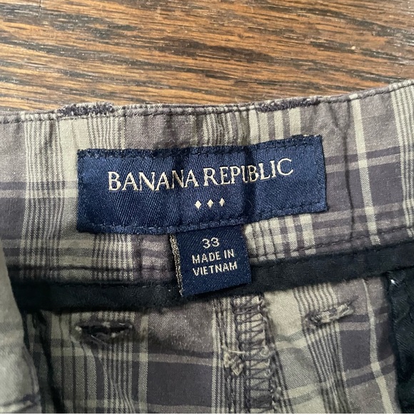 Green Banana Republic plaid shorts in excellent condition. Waist 33, 9” inseam - Picture 3 of 5